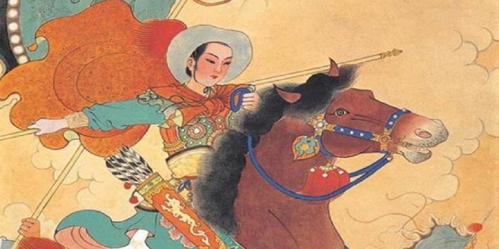 Ilustração histórica da Mulan. Ela segura os arreios do cavalo em que está montada na mão direita, e uma lança na mão direita. Tem um chapéu na cabeça, e uma capa amarrada nas suas costas.
